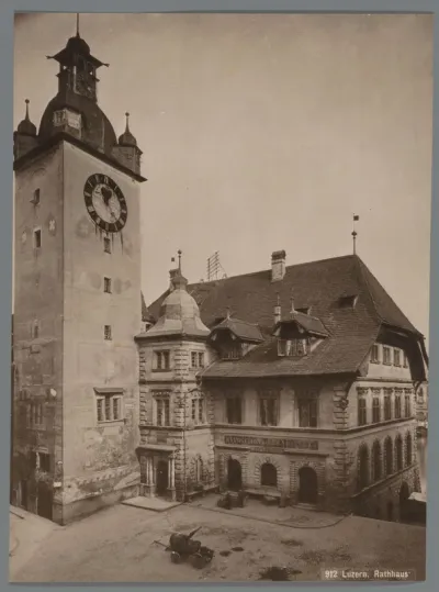 Stadhuis te Luzern met rechts het Musée Historique (de tegenwoordige Kornschütte)