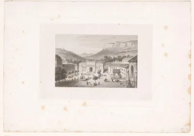 Stadsplein met fontein gelegen in een berglandschap