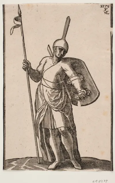 Stående soldat, frontalt set; hovedbeklædning med høj, tynd top; i h. hånd et spyd, på v. arm et skjold, som ses indefra