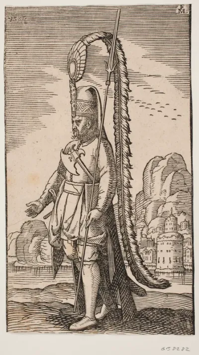 Stående soldat ved en klippekyst, hinsides vandet en by; hans hovedbeklædning er smykket med en ekstremt lang fjerprydelse