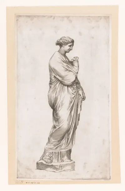 Standbeeld van staande vrouw in draperie