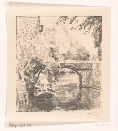 Stenen boogbrug over water