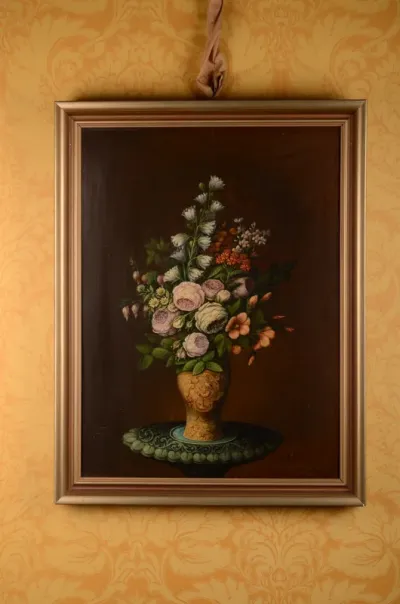 Stilleven: bloemen in een vaas met decor van vogels