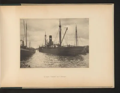 Stoomschip Westland vlak voor het lossen in de haven van Rotterdam