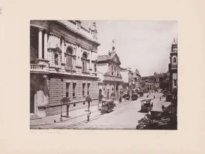 Straatgezicht in rua primeiro de Março met het gerechtsgebouw en de kerk da Cruz dos Militares in Rio de Janeiro