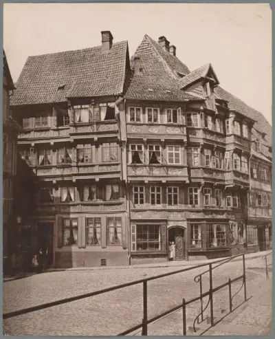 Straatgezicht met hoekhuis in Hildesheim