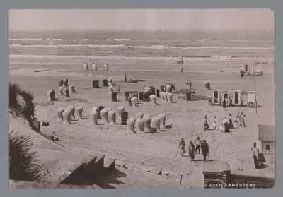 Strandgezicht van Zandvoort rieten strandstoelen