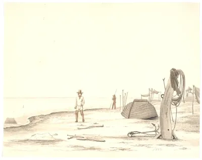 Strandparti med omvendt båd og to fiskere