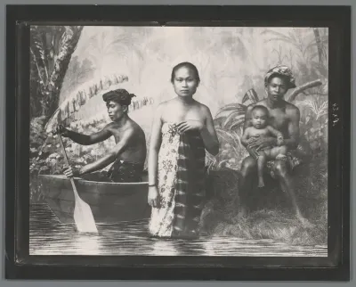 Studiofoto van een onbekende Indonesische vrouw en twee mannen, met een kind
