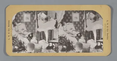Tafereel in een huiskamer met drie mensen die toezien op een vierde persoon verkleed als fee