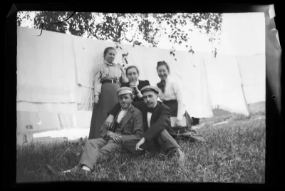 Takarivissä Elma, Blenda ja Elsa Simberg, eturivissä Einar ja Wolter Simberg