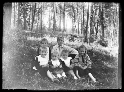 Takarivissä Lilli ja Einar Simberg, alarivissä vasemmalta Maigo, Inge, Laine ja Erna Simberg