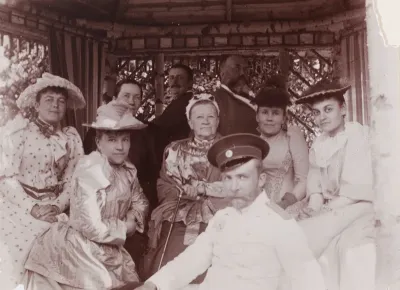 The Sinebrychoff family gathered around Anna Sinebrychoff