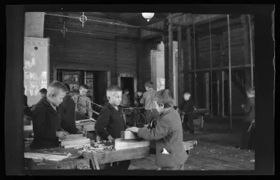 Todennäköisesti Kymintehtaan kansakoulun veistosali
