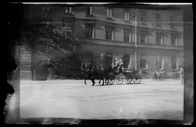 Todennäköisesti Ruotsin kuningas Oskar avovaunuissa
