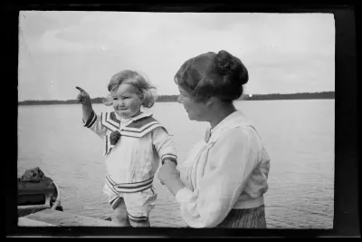 Tom ja Anni Simberg Selkärannan laiturilla