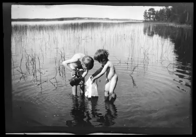 Tom ja Uhra Simberg leikkivät Pellingin rantavedessä