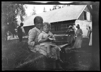 Tom Simberg lastenhoitajan (Hilma Ylöoutinen) sylissä