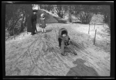 Tom Simberg mäenlaskussa Katajanokanpuistossa, taustalla todennäköisesti Martha Lilius