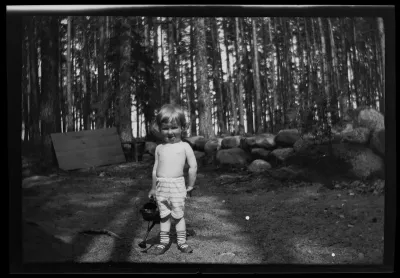 Tom Simberg Selkärannan ateljeen pihalla