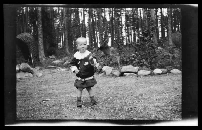 Tom Simberg todennäköisesti mallina Selkärannan ateljeen pihalla