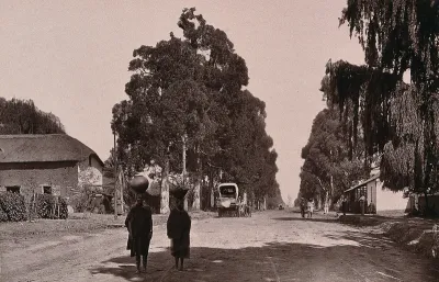 Transvaal, South Africa: African women carrying water in Church Street, Pretoria