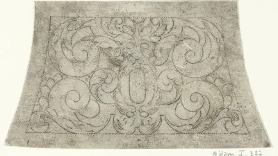 Trapeziumvormig ornament met mascarons en bladranken