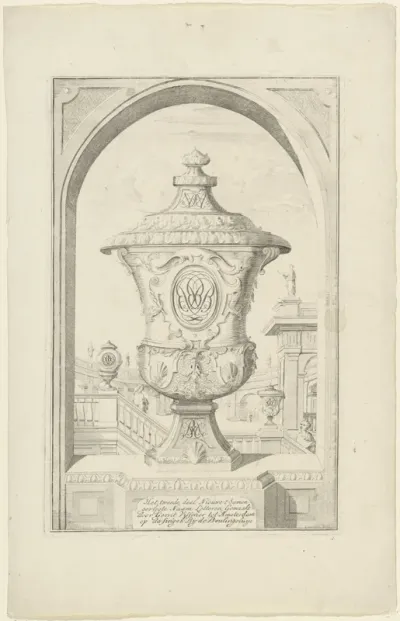 Tuinvaas met drie monogrammen op een balustrade