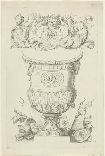 Tuinvaas met twee monogrammen bekroond met saterkop