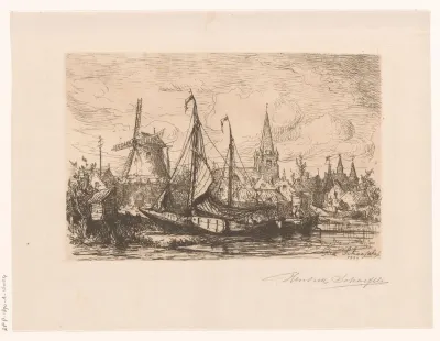 Twee boten langs de kant bij een dorp met windmolen