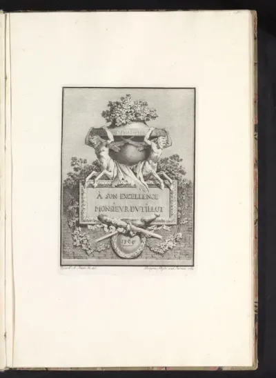 Twee centaurs torsen een ornamentele vaas met een plaquette op een muur