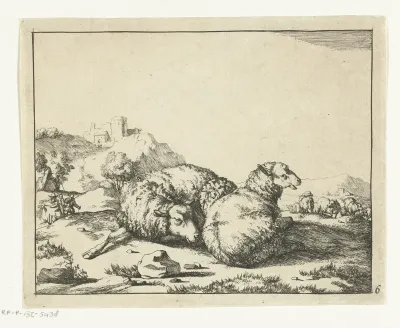 Twee liggende schapen, bergdorpje op achtergrond