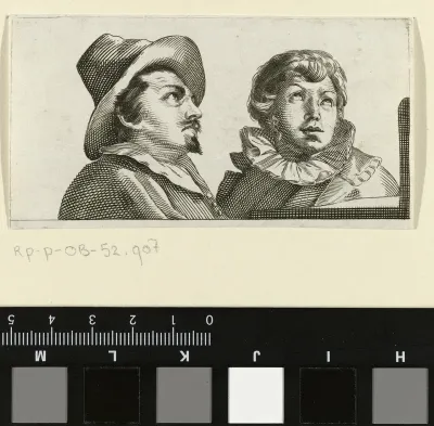 Twee mannen die het beeld Hercules Farnese bekijken