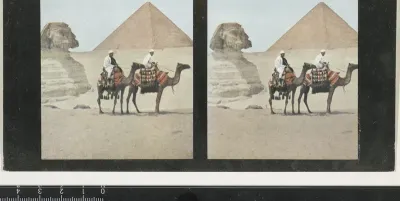 Twee mannen op dromedarissen bij de Piramide van Cheops en de Sfinx van Gizeh
