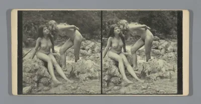 Twee naakte jonge vrouwen in een rivierbedding