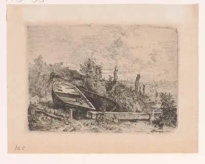 Twee roeiboten op de kant naast een rivier