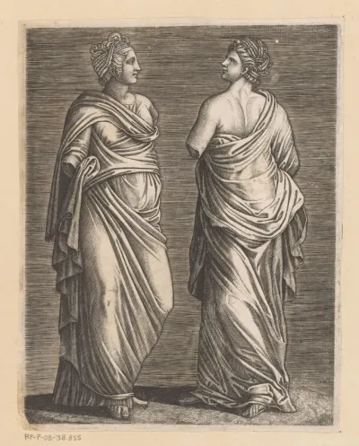 Twee sculpturen van vrouwen