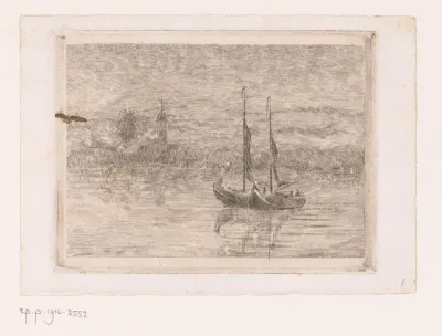 Twee zeilboten op een meer met een toren op de achtergrond