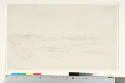 Udsigt mod skovklædte bakkedrag, i forgrunden en å, der løber gennem en eng. Jylland?