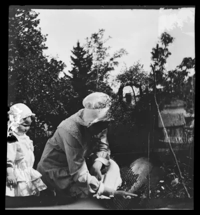Uhra ja Anni Simberg pihatöissä Pellingissä