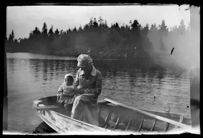 Uhra ja Anni Simberg soutuveneen kyydissä Pellingissä