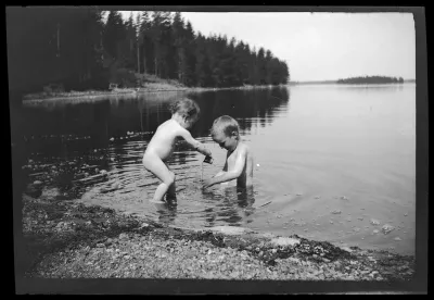 Uhra ja Tom Simberg leikkivät Pellingin rantavedessä