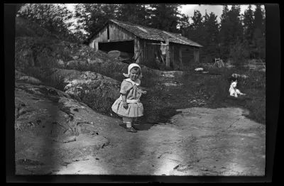 Uhra Simberg ja koira pihamaalla Pellingissä
