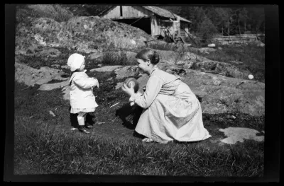 Uhra Simberg ja tuntematon nainen leikkivät pallolla Pellingissä