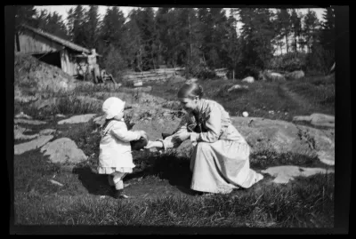 Uhra Simberg ja tuntematon nainen leikkivät Pellingissä