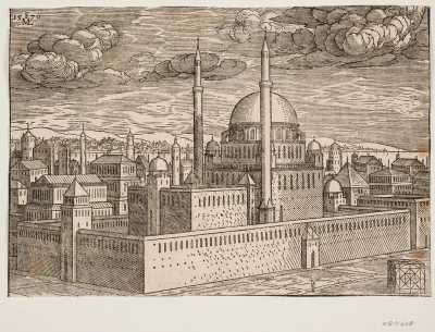 Uidentificeret moské med 2 minareter set fra sydvest; hinsides vandet ses Galata? I nederste h. hjørne en kubisk sten, hvorpå er indridset en kvadratisk geometrisk figur, som måske viser moskéens grundplan