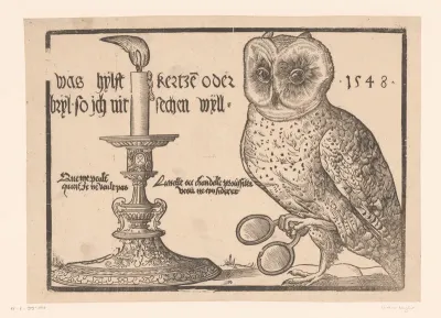 Uil met een bril naast een brandende kaars