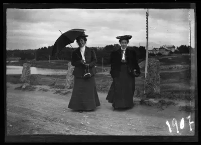 Vasemmalla Elsa Simberg vierellään toinen nainen