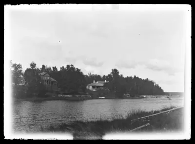 Vasemmalta Vaaleanpunainen, Keltainen ja Valkoinen huvila, etualalla Niemenlautan salmi