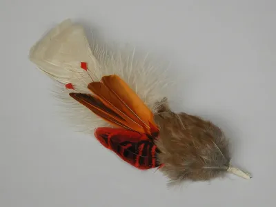 Veren hoedencorsage: combinatie van beige en witte veren met rood en oranje geverfde veren